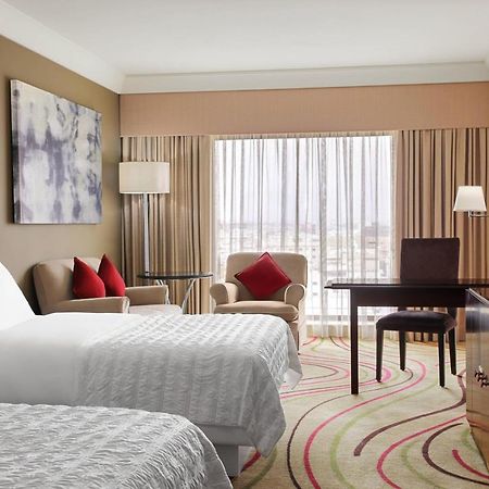 Le Meridien Džidda Exteriér fotografie A guest room at the Sheraton Jumeirah Hotel