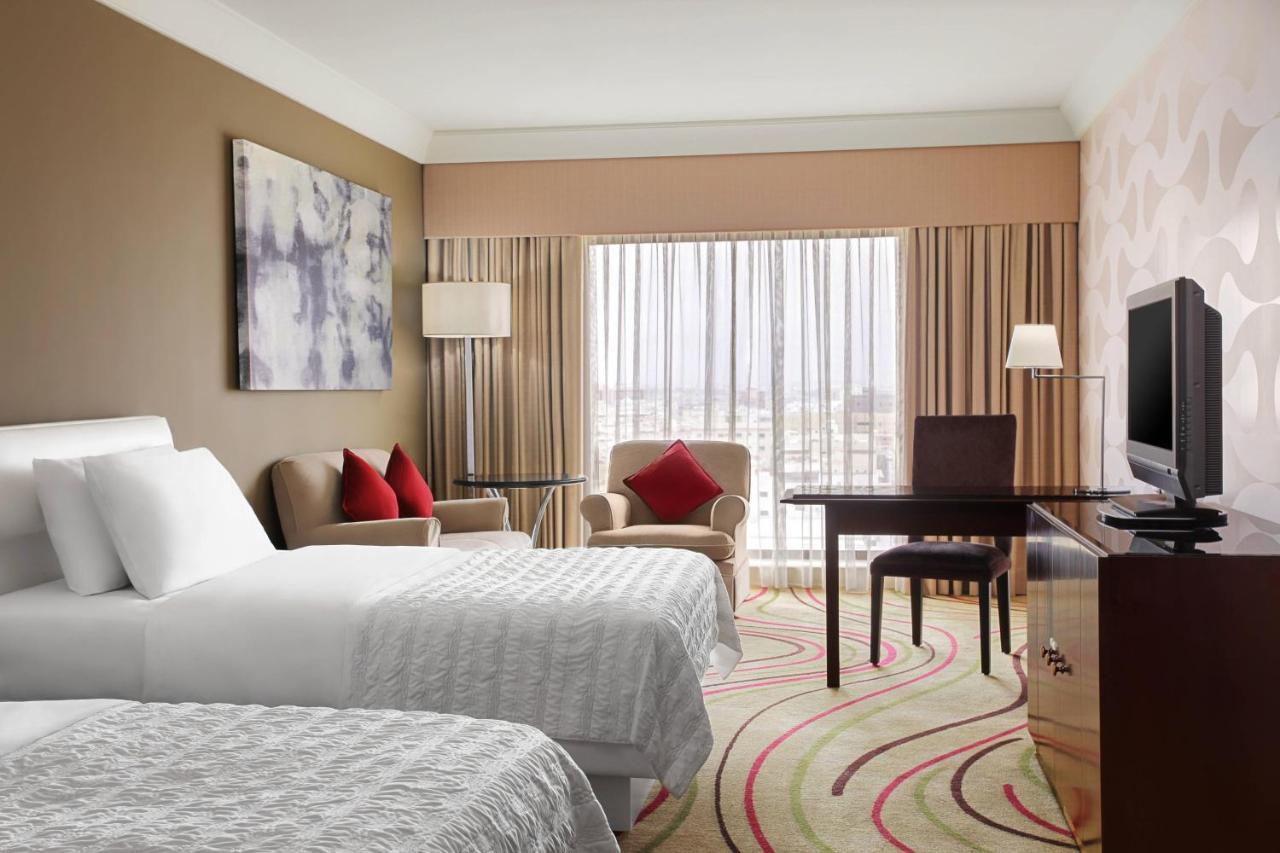 Le Meridien Džidda Exteriér fotografie A guest room at the Sheraton Jumeirah Hotel