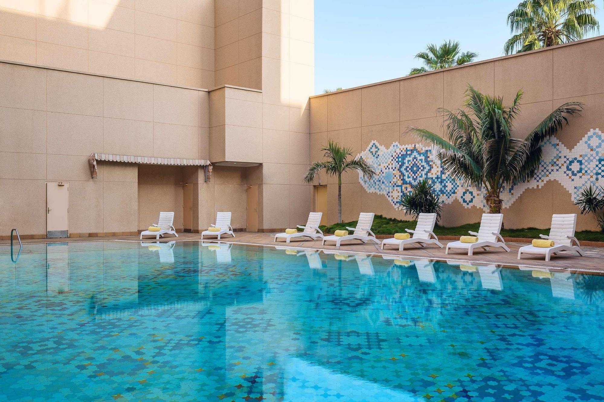 Le Meridien Džidda Exteriér fotografie Swimming pool at the hotel