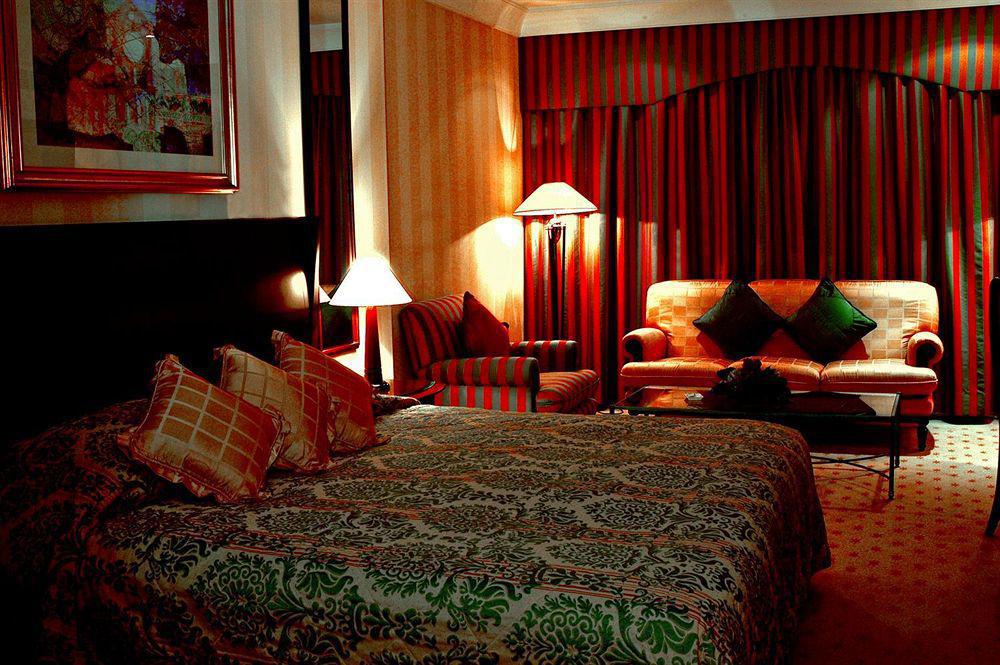 Le Meridien Džidda Exteriér fotografie A bedroom at the hotel